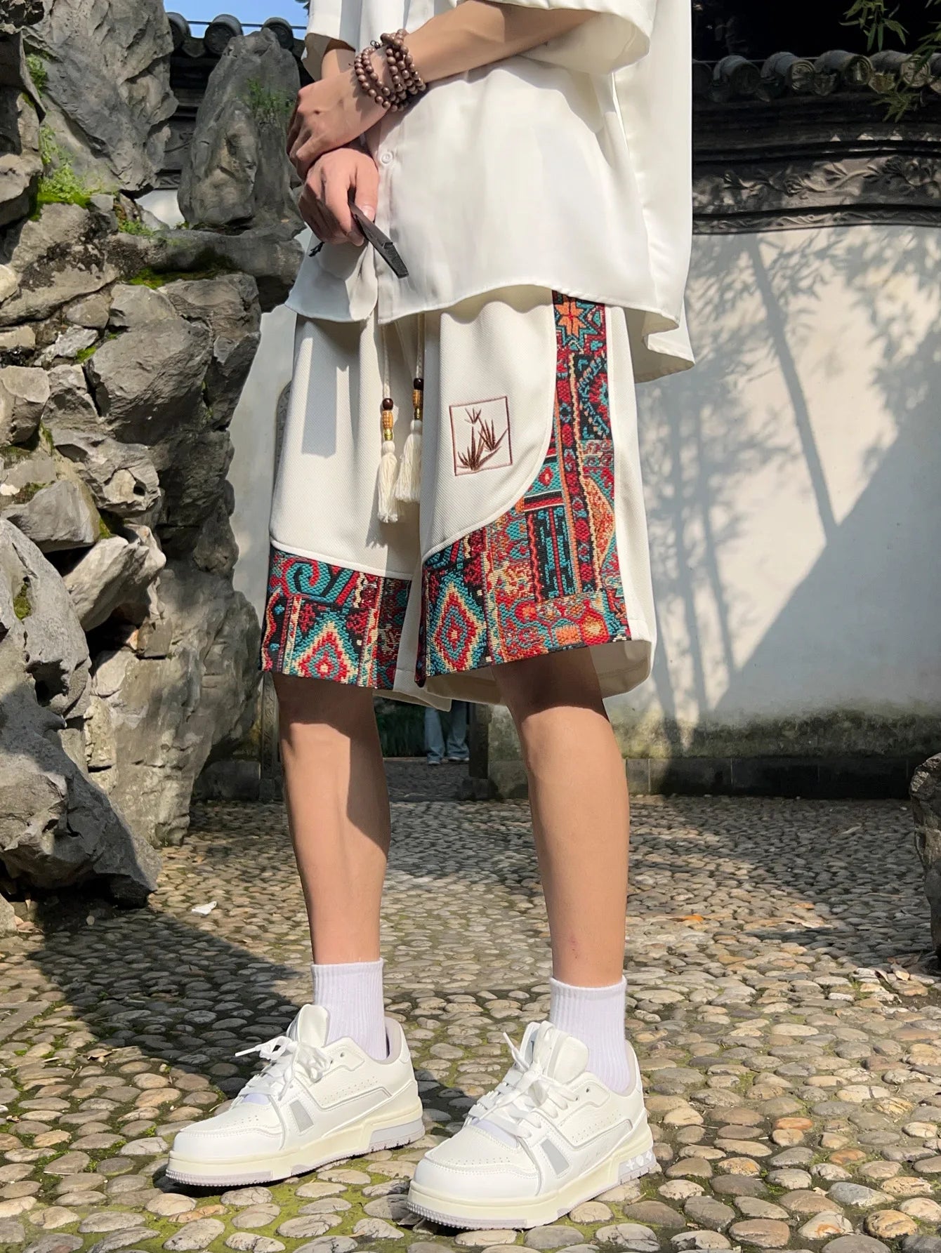Men's ethnic embroidery pattern shorts with pockets, summer casual drawstring shorts, suitable for outdoor and beach casual wear