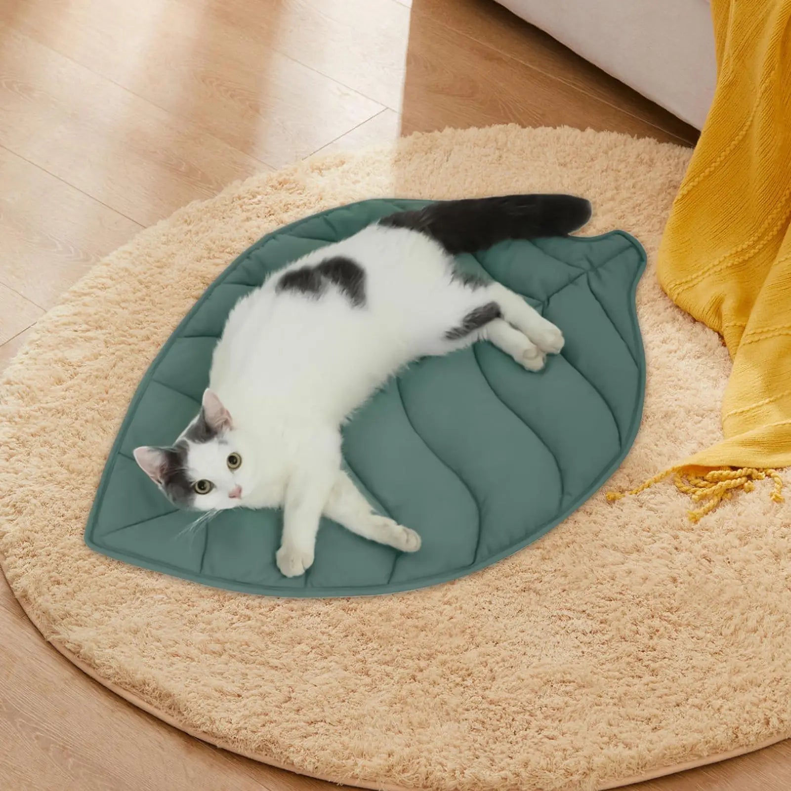 Leaves Shaped Pet Bed Reversible Soft Washable Non Slip Cushion For Cats Dogs Indoor Travel Camping Comfortable Cozy Cooling Mat