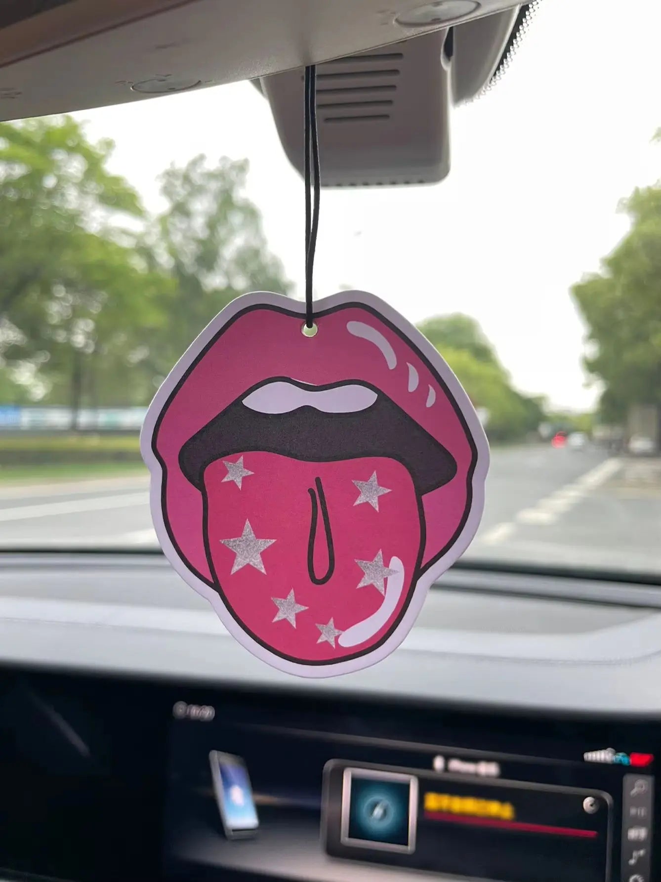 Perfume Bottle Pattern/Freesia Fresh Scent Five-Star Unisex Car Perfume and Non-Toxic Air Freshener |   Natural Essential Oils and Aromatherapy Scent Tablets (Noroili/Grapefruit/Cedar) |   Hanging Type and Dual-Purpose as a V
