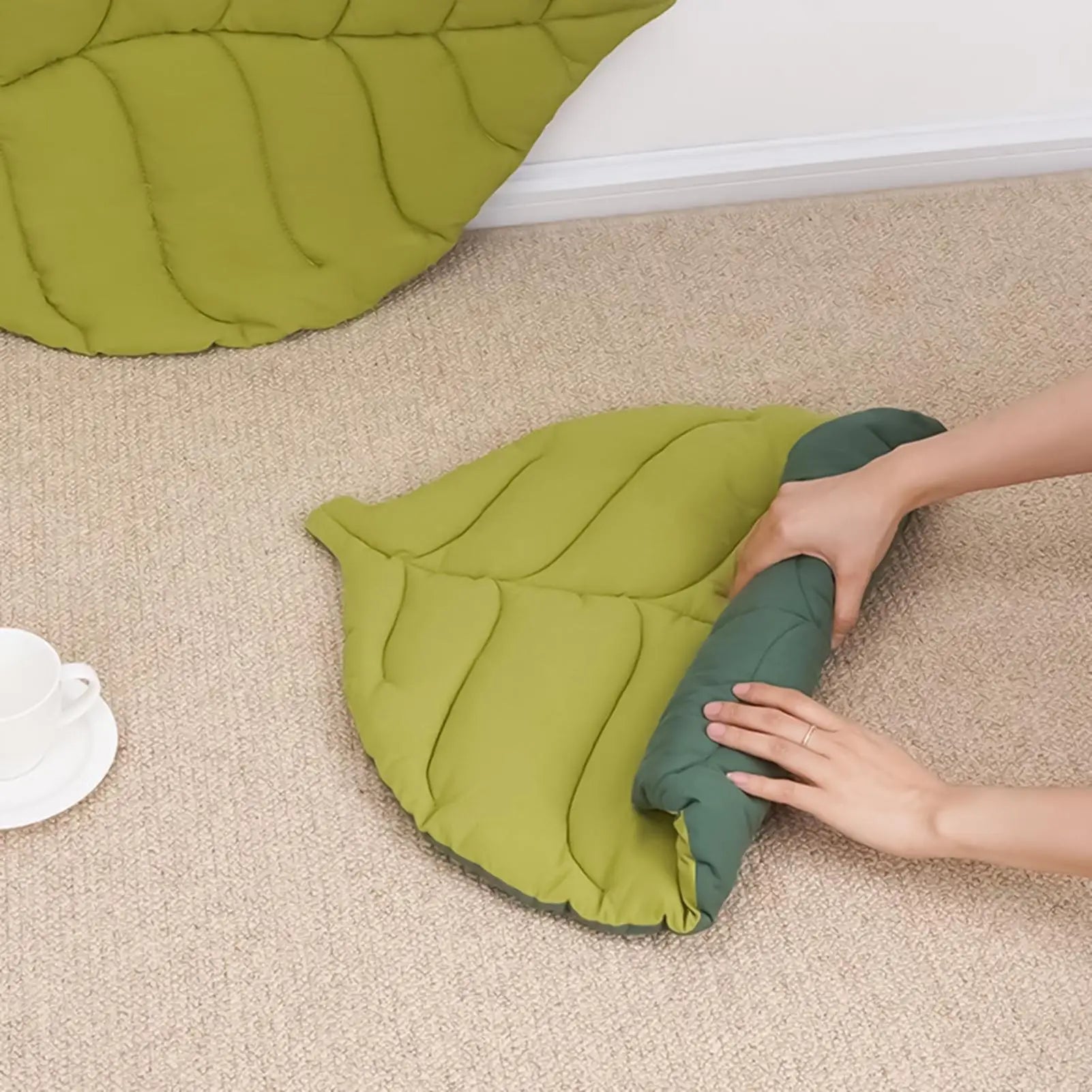 Leaves Shaped Pet Bed Reversible Soft Washable Non Slip Cushion For Cats Dogs Indoor Travel Camping Comfortable Cozy Cooling Mat