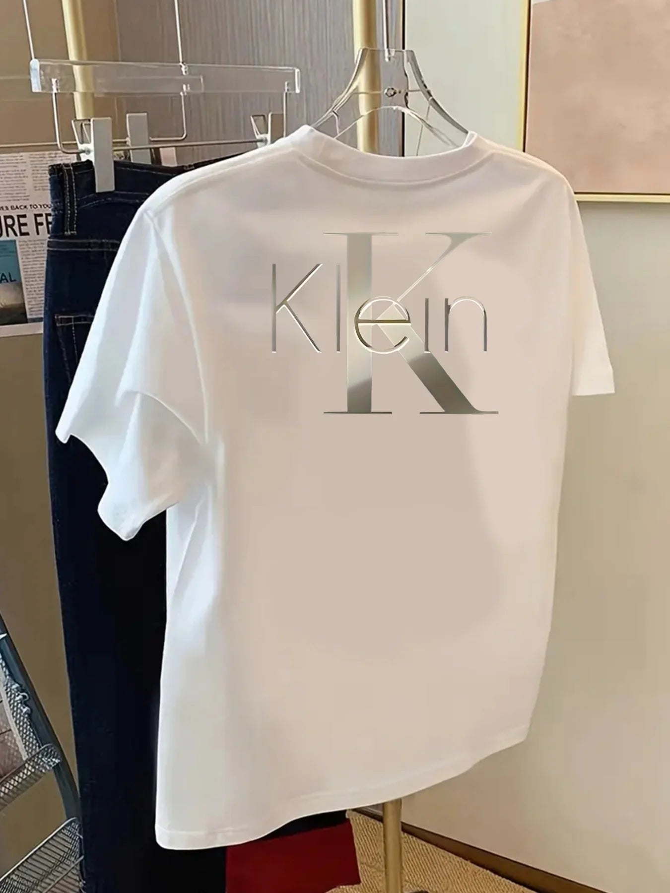 Front and back short-sleeved t-shirts, with logo - Trendy summer and spring women's printed t-shirts. Your best choice