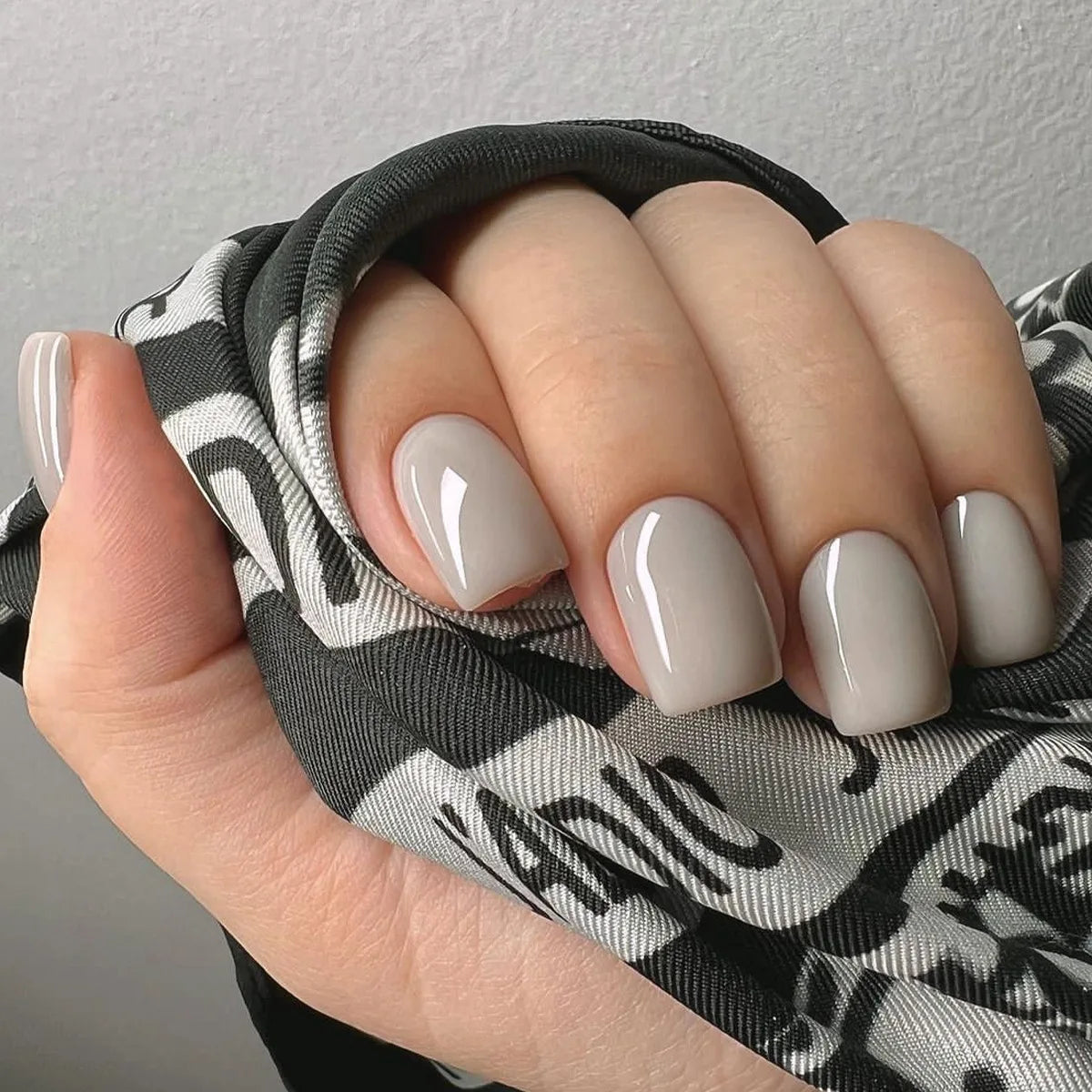 24Pcs/Set Wearable False Nails for Girls Women Removable Solid Color Short Fake Nails Art Finished Simple White Press on Nail