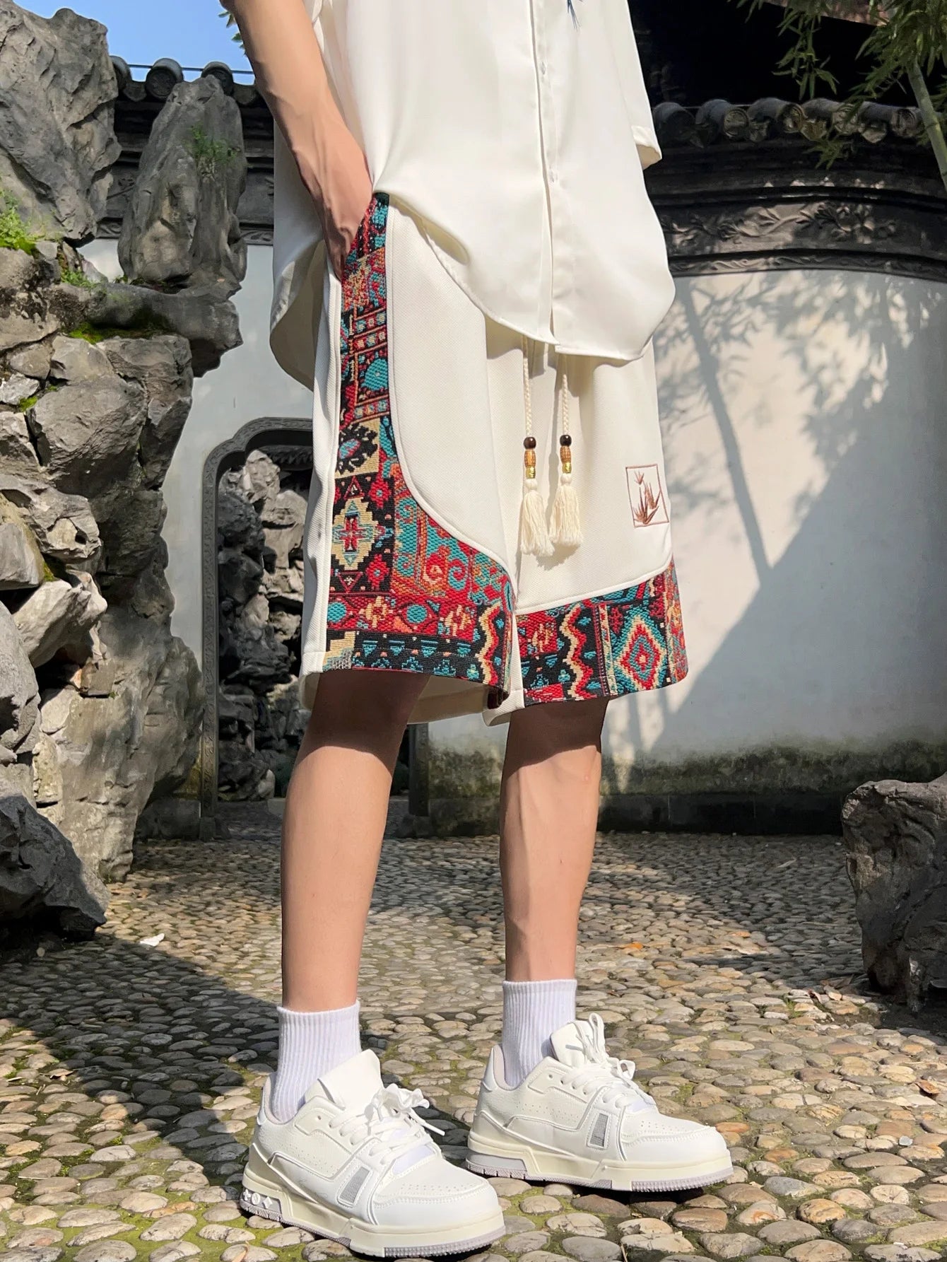 Men's ethnic embroidery pattern shorts with pockets, summer casual drawstring shorts, suitable for outdoor and beach casual wear