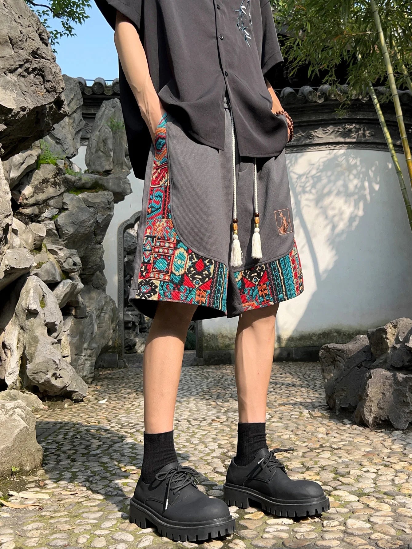 Men's ethnic embroidery pattern shorts with pockets, summer casual drawstring shorts, suitable for outdoor and beach casual wear