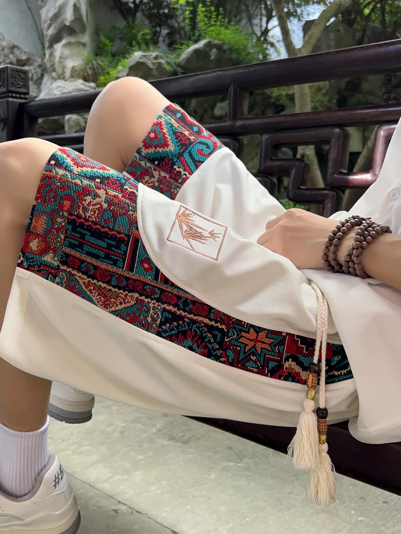 Men's ethnic embroidery pattern shorts with pockets, summer casual drawstring shorts, suitable for outdoor and beach casual wear