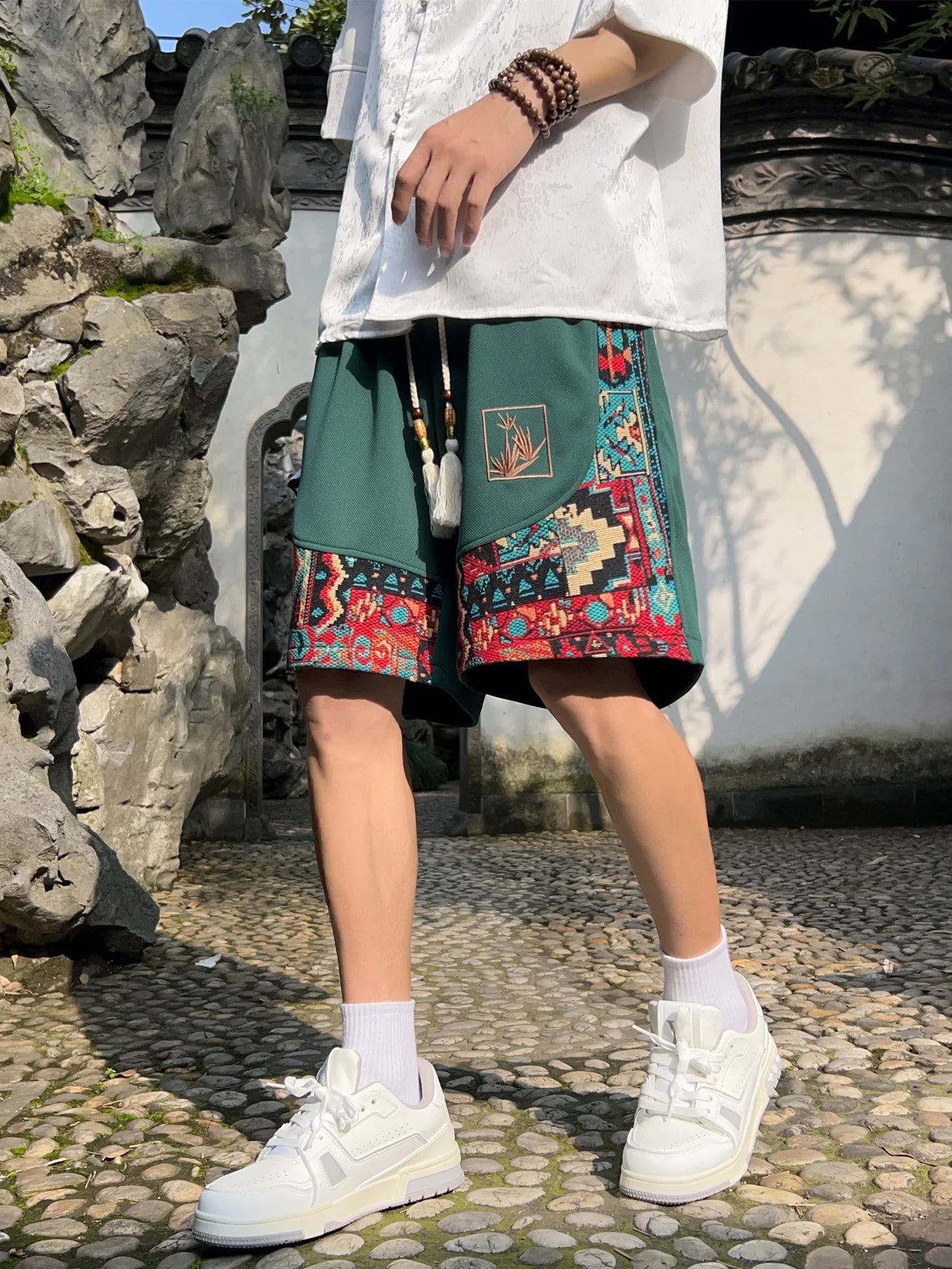Men's ethnic embroidery pattern shorts with pockets, summer casual drawstring shorts, suitable for outdoor and beach casual wear