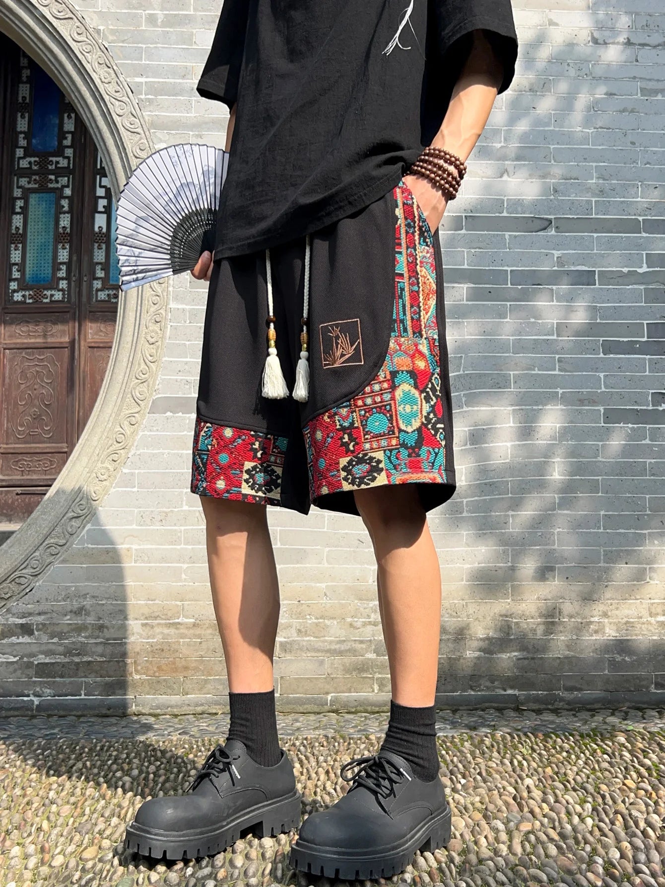 Men's ethnic embroidery pattern shorts with pockets, summer casual drawstring shorts, suitable for outdoor and beach casual wear