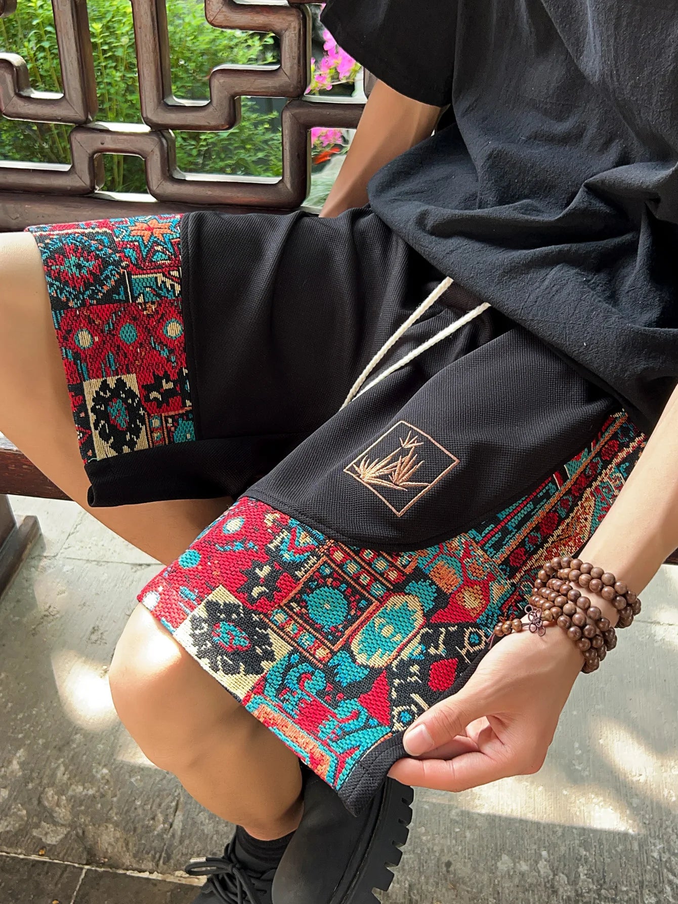 Men's ethnic embroidery pattern shorts with pockets, summer casual drawstring shorts, suitable for outdoor and beach casual wear