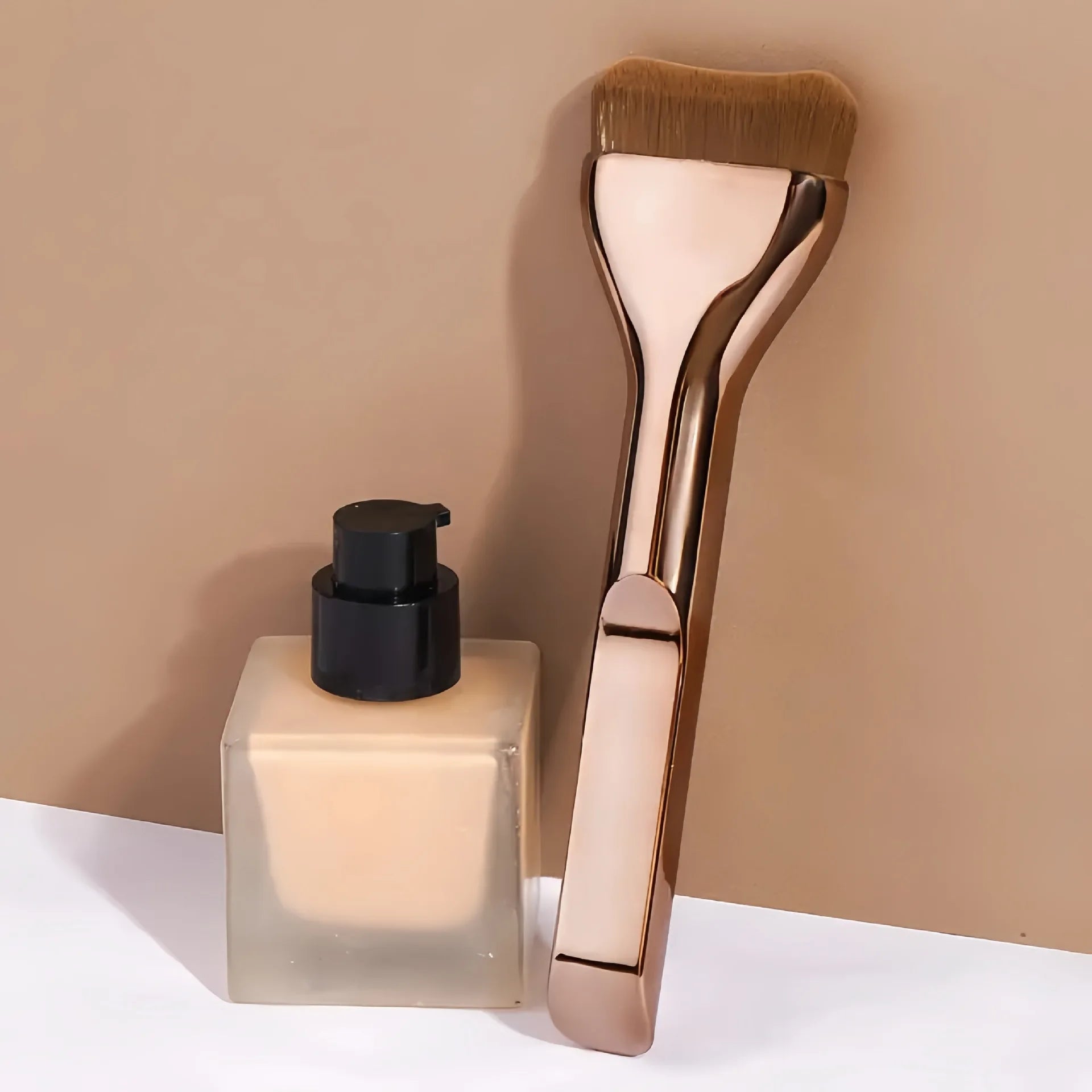 Professiona Makeup Brush, Curved Soft Bristle Foundation Brush for Even Application, Travel-Friendly