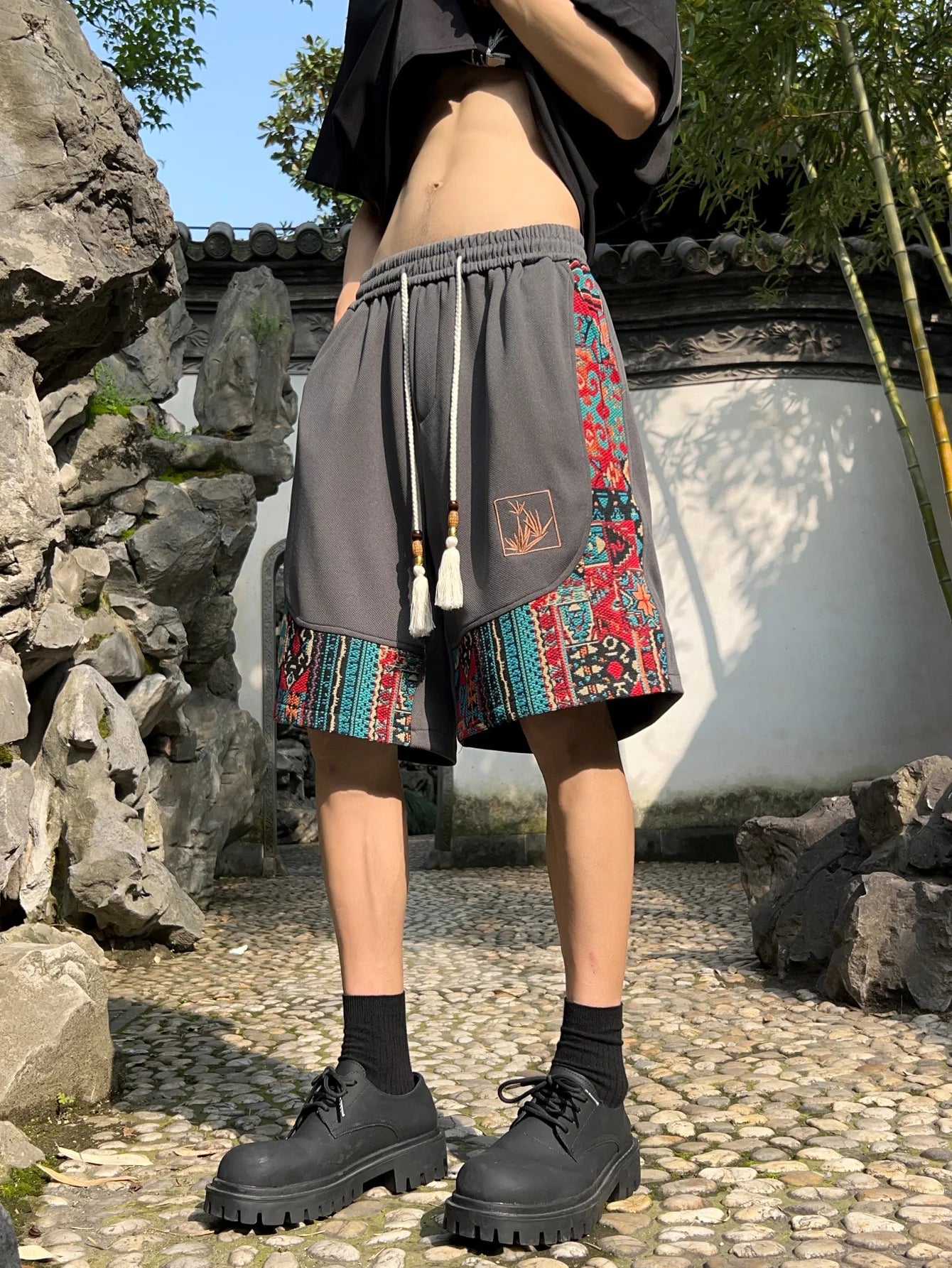 Men's ethnic embroidery pattern shorts with pockets, summer casual drawstring shorts, suitable for outdoor and beach casual wear