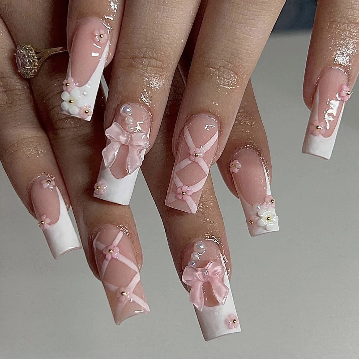 24 square-shaped false nails, 1 jelly glue sticker + 1 nail file